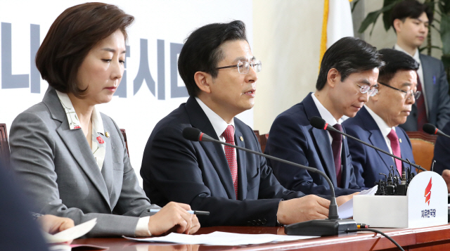 황교안 한국당 대표(왼쪽 두번째)가 22일 오전 국회에서 열린 최고위원회의에서 발언하고 있다./연합뉴스