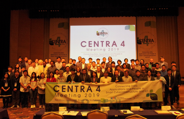 제4회 사이버인프라 국제 연구협력 회의(CENTRA 4 Meeting) 개회식후 한국과학기술정보연구원 최희윤(사진 앞줄 오른쪽에서 여덟번째) 원장 등 참석자들이 기념촬영을 하고 있다. 사진제공=KISTI