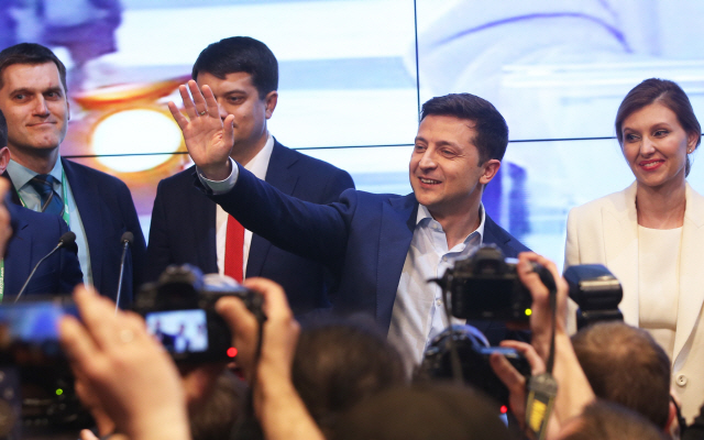 볼로디미르 젤렌스키가 21일(현지시간) 키예프에서 지지자들에게 손을 흔들고 있다. /키예프=신화연합뉴스