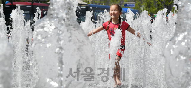 서울의 한낮기온이 28℃까지 오르는 등 초여름 날씨를 보인 22일 서울 광화문광장에서 어린이들이 물놀이를 하며 더위를 식히고 있다./오승현기자 2019.4.22