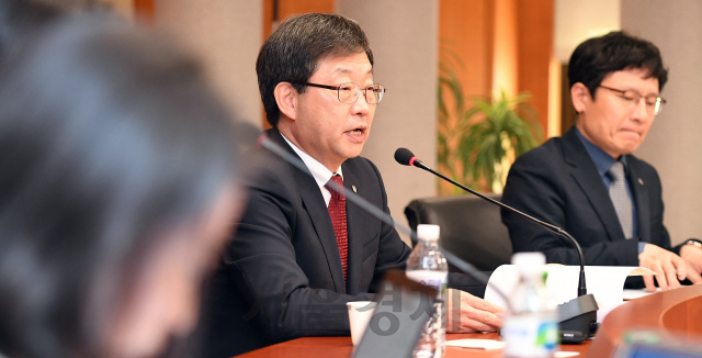 정진택(가운데) 고려대학교 신임 총장이 22일 서울 성북구 안암로 고려대에서 학교 발전 계획을 발표하고 있다./오승현기자 2019.4.22