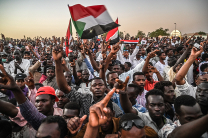 21일(현지시간) 수단 시위대가 수도 하르툼 국방부 청사 앞에서 문민정부 수립을 요구하며 농성을 이어나가고 있다./하르툼=AFP연합뉴스