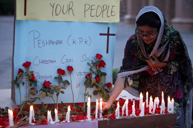 한 파키스탄 여성이 21일(현지시간) 페샤와르에서 스리랑카 연쇄 테러로 숨진 희생자들을 기리기 위해 촛불을 밝히고 있다. /페샤와르=AP연합뉴스