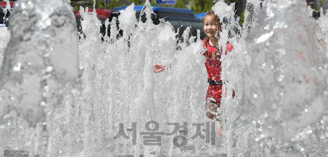 서울의 한낮기온이 28℃까지 오르는 등 초여름 날씨를 보인 22일 서울 광화문광장에서 어린이들이 물놀이를 하며 더위를 식히고 있다./오승현기자 2019.4.22