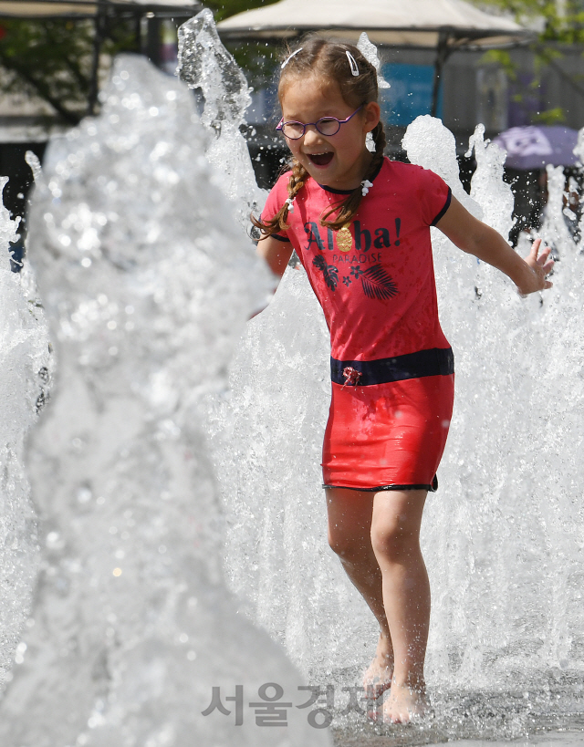 서울의 한낮기온이 28℃까지 오르는 등 초여름 날씨를 보인 22일 서울 광화문광장에서 어린이들이 물놀이를 하며 더위를 식히고 있다./오승현기자 2019.4.22