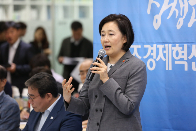 박영선 중기부 장관이 22일 광주창조경제혁신센터를 찾아 발언하고 있다./사진제공=중기부
