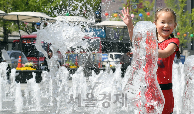 서울의 한낮기온이 28℃까지 오르는 등 초여름 날씨를 보인 22일 서울 광화문광장에서 어린이들이 물놀이를 하며 더위를 식히고 있다./오승현기자 2019.4.22