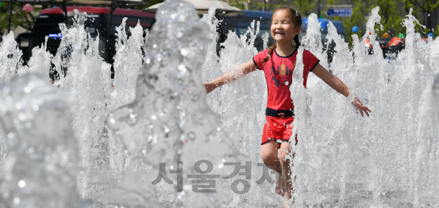 서울의 한낮기온이 28℃까지 오르는 등 초여름 날씨를 보인 22일 서울 광화문광장에서 어린이들이 물놀이를 하며 더위를 식히고 있다./오승현기자 2019.4.22