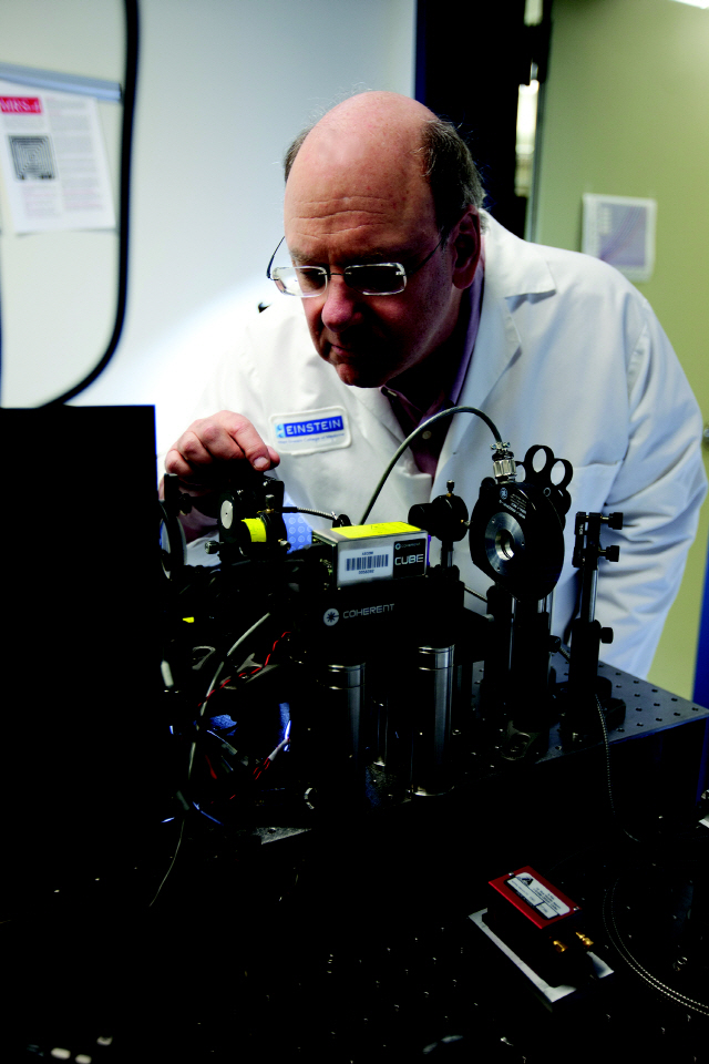 로버트 H 싱어 선임연구원이 하워드휴스의학연구소 자넬리아 리서치캠퍼스에 위치한 자신의 연구실에서 실험 기기를 살펴보고 있다. /사진제공=HHMI