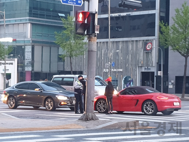 23일  오전 5시30분께 서울 강남구 도산사거리에서 빨간색 스포츠차량이 역주행 방향으로 도로 가운데 멈춰 서는 아찔한 사고가 발생한 가운데 긴급 출동한 경찰이 해당 운전자를 상대로 신원확인과 사고 경위 등을 조사하고 있다.