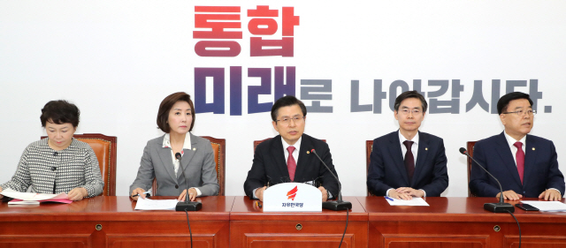 자유한국당 황교안 대표(가운데)가 22일 국회에서 열린 최고위원회의에서 발언하고 있다. 2
