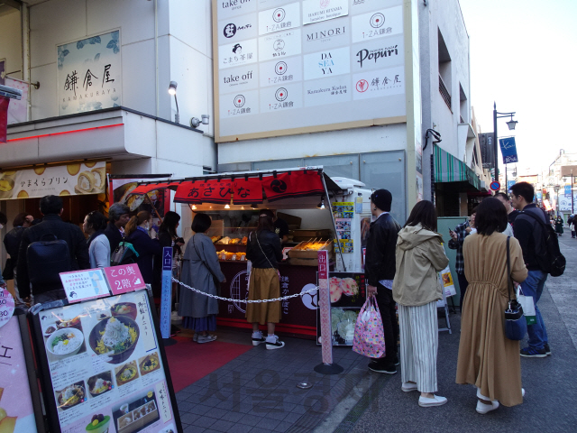 관광객들이 가마쿠라 코마치 거리에서 인기 길거리 음식을 사먹기 위해 줄지어 서 있다./송주희기자