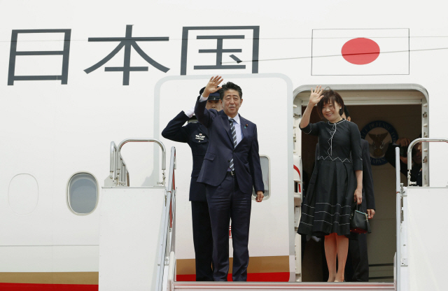 유럽·북미 6개국 순방에 나서는 아베 신조 총리가 부인 아키에 여사와 함께 22일 전용기에 올라 손을 흔들고 있다,/교도통신연합뉴스