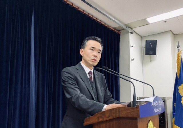 이항진 여주시장이 23일 경기도의회 브리핑룸에서 여주시를 수도권정비법상 수도권에서 제외해 달라는 기자회견을 하고 있다. /사진제공=여주시