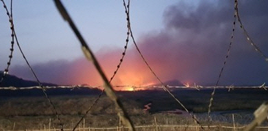 연천 DMZ 불(연천=연합뉴스) 22일 오후 경기도 연천군 비무장지대(DMZ) 군사분계선(MDL) 일대에서 불이 났다. 사진은 화재 현장에서 피어오르는 불꽃의 모습. [연천소방서 제공]