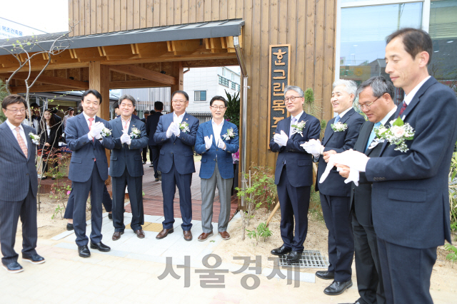 김재현(사진 오른쪽에서 네번째) 산림청장과 전범권(〃세번째) 국립산림과학원장이 목조주택 준공식을 갖고 있다. 사진제공=국립산림과학원