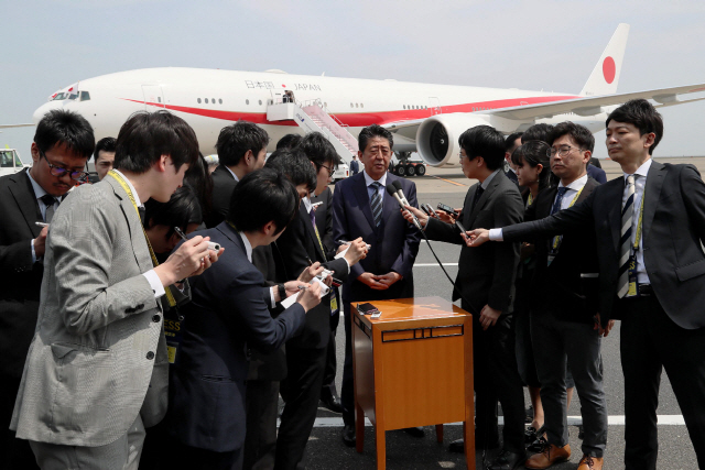 아베 신조 일본 총리가 22일 유럽과 북미 순방길에 나서기 직전 도쿄 하네다 공항에서 기자들의 질문에 답변하고 있다. /AFP연합뉴스