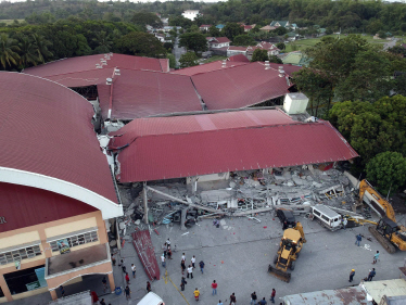 22일(현지시간)지진으로 무너진 필리핀 팜팡가주 포락 마을의 한 건물에서 구조 작업이 이뤄지고 있다./팜팡가=AP연합뉴스