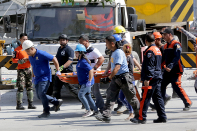 23일(현지시간)필리핀 팜팡가주에서 구조대원들이 생존자를 구출해 옮기고 있다./팜팡가=신화연합뉴스