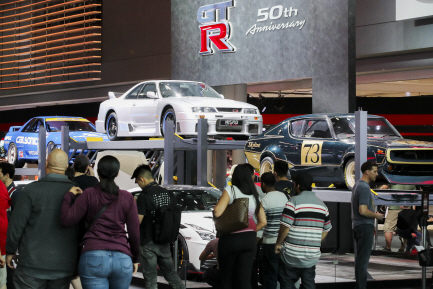 지난 19일(현지시간) 미국 뉴욕에서 열린 국제모터쇼를 찾은 관람객들이 일본 닛산 자동차의 GT-R 패밀리카들을 살펴보고 있다.     /뉴욕=신화연합뉴스