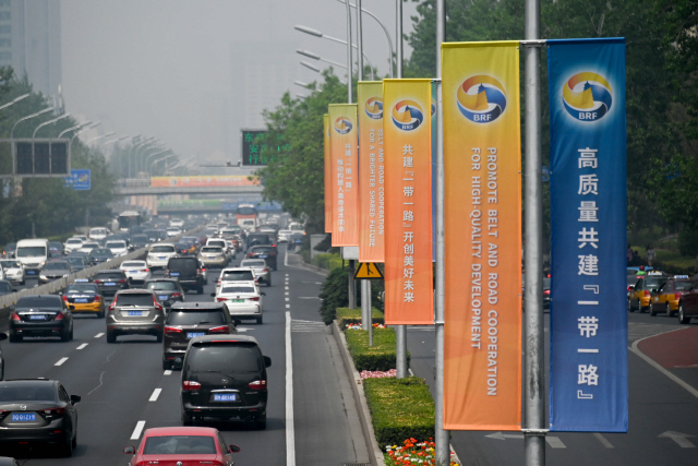 오는 25~27일 열리는 ‘제2회 일대일로 국제협력 고위포럼’을 이틀 앞둔 23일 중국 베이징 시내에 행사를 알리는 플래카드가 나부끼고 있다.   /AFP연합뉴스