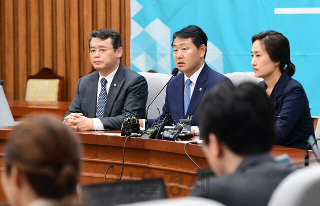 바른미래당 김관영(가운데) 원대대표가 23일 오후 서울 여의도 국회에서 열린 의원총회를 마친 뒤 브리핑을 하고 있다. 김 원내대표는 '연동형 비례대표제를 골자로 한 선거법개정안과 공수처법등의 패스트트랙'을 의원총회에서 추인했다고 말했다. 이날 표결에는 23명이 참석했으며, 합의안은 찬성 12명, 반대 11명으로 가결됐다./권욱기자 2019.04.23