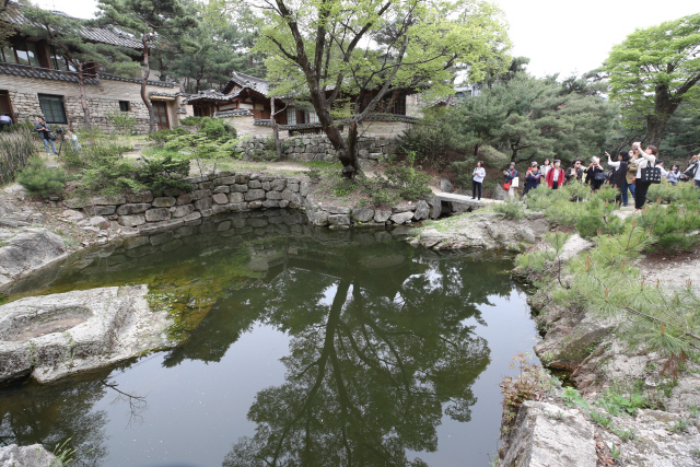 200년 동안 베일에 싸여 있다 23일 한시적으로 공개된 서울 성북구 성락원에서 시민들이 사진을 찍으며 옛 문화재를 관람하고 있다.   /연합뉴스