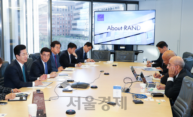 허태정(사진 왼쪽 첫번째) 대전시장이 RAND 연구소를 방문해 스카트시티 세계 동향에 대해 의견을 듣고 대전시가 고려해야 할 정책적 방향에 대해 조언을 구하고 있다. 사진제공=대전시