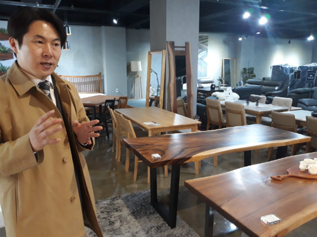 최정석 스튜디오삼익 대표가 10일 인천 매장에서 우드슬랩 가구의 특장점을 설명하고 있다. /양종곤기자