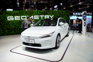 지난 16일 중국 상하이모터쇼에 중국 자동차업체 길리그룹의 새 전기차(EV) GE11가 선보이고 있다.     /상하이=로이터연합뉴스