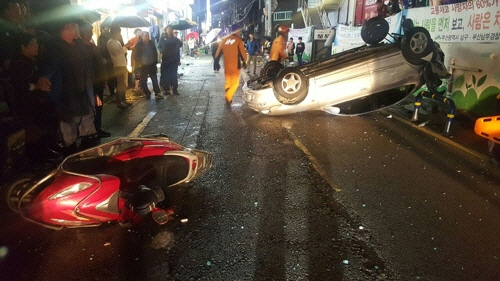 부산서 차량, 오토바이, 상가, 보행자까지 치고 전복된 음주사고…운전자 측정 거부