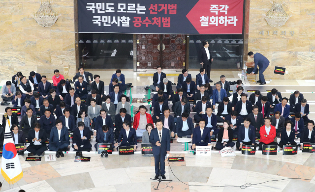 황교안 한국당 대표가 24일 오전 국회 로텐더홀에서 열린 비상의원총회에서 선거법·공수처법 철회를 촉구하는 규탄 발언을 하고 있다./연합뉴스