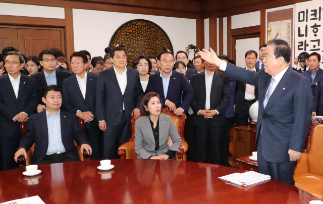 문희상 국회의장이 24일 오전 국회의장실로 항의 방문한 자유한국당 의원들과 설전을 벌이고 있다. /연합뉴스