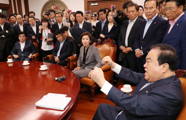 24일 오전 선거제·개혁법안 패스트트랙 문제로 국회의장실을 항의 방문한 자유한국당./연합뉴스