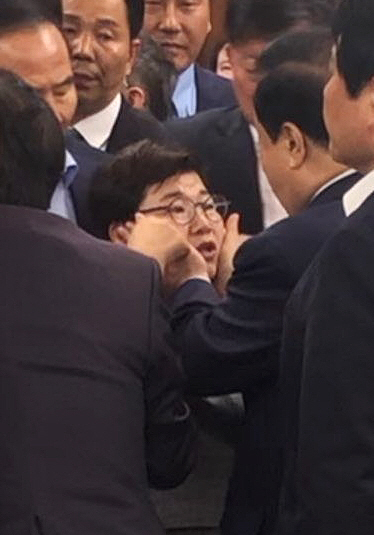 [종합] 문희상에 '뺨 만져진' 임이자 한국당 의원…'성적 수치심 느껴'