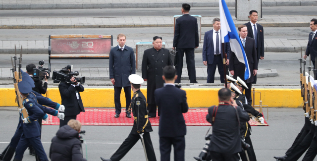 김정은 북한 국무위원장이 24일 오후(현지시간) 블라디미르 푸틴 러시아 대통령과 정상회담을 하기 위해 블라디보스토크역에 도착한 뒤 러시아군 의장대를 사열하고 있다. /블라디보스토크=연합뉴스