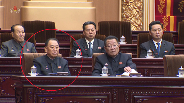 북한 최고인민회의 제14기 제1차회의가 지난 11일 만수대의사당에서 열렸다. 사진은 조선중앙TV가 12일 오후 공개한 영상에서 김영철 노동당 부위원장(붉은 원)이 주석단에 앉아 있는 모습./연합뉴스