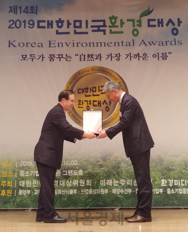 이창기(오른쪽) 한국시멘트협회 부회장이 지난 23일 서울 여의도 중기중앙회에서 열린 2019 대한민국 환경대상 시상식에서 상을 받고 있다. /사진제공=시멘트협회