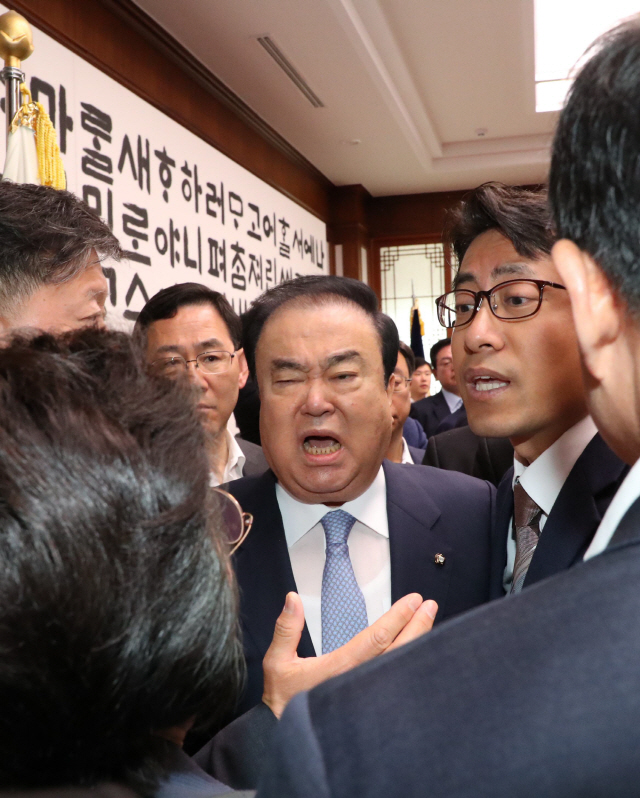 한국당 '사보임 안돼' 의장실 점거...몸싸움에 文의장 병원행