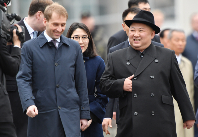 김정은 북한 국무위원장이 24일 러시아 블라디보스토크역에 도착해 알렉산더 코즐로프 러시아 극동개발부 장관의 영접을 받으며 걸어가고 있다. /블라디보스토크=타스연합뉴스