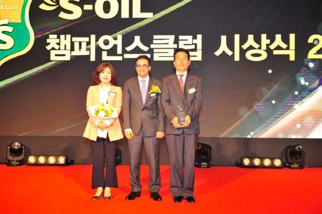 오스만 알감디(가운데) S-OIL 최고경영자가 24일 인천 그랜드하얏트호텔에서 열린 ‘2019년 S-OIL 챔피언스 클럽’ 시상식’에서 수상자들과 기념촬영을 하고 있다. /사진제공=에쓰오일