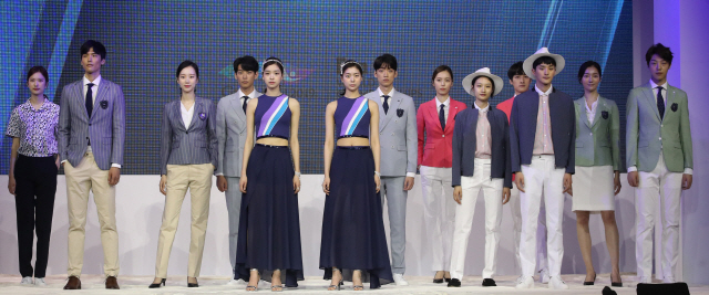 24일 광주세계수영선수권 유니폼 패션쇼 행사에서 모델들이 대회 유니폼을 선보이고 있다. /연합뉴스