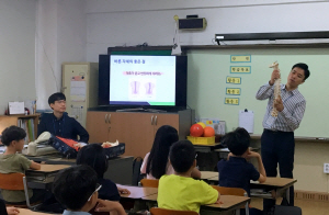 서울 서대문구의 ‘학교로 찾아가는 어린이 바른 자세 교실’에서 강사가 학생들에게 바른 자세를 교육하고 있다. /사진제공=서대문구