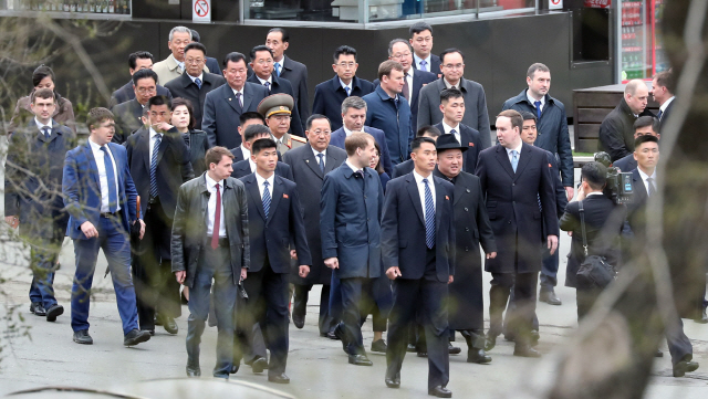 24일 블라디보스토크에 도착한 김정은 북한 국무위원장과 수행원./연합뉴스