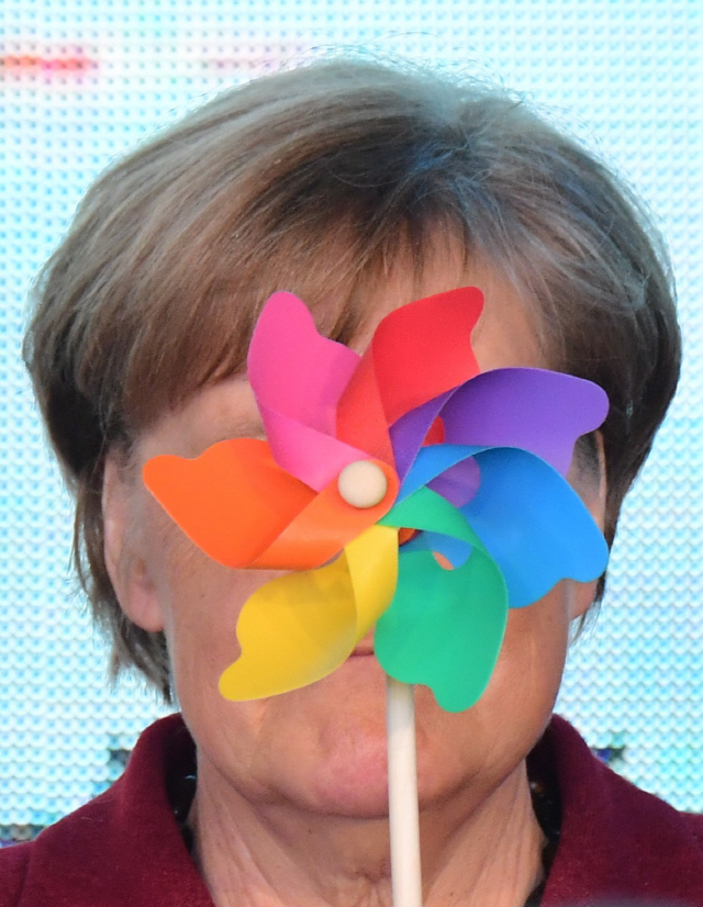 앙겔라 메르켈 독일 총리가 지난 16일(현지시간) 자스니츠 뤼겐섬의 행사장에서 바람개비를 들고 있다. /뤼겐=EPA연합뉴스