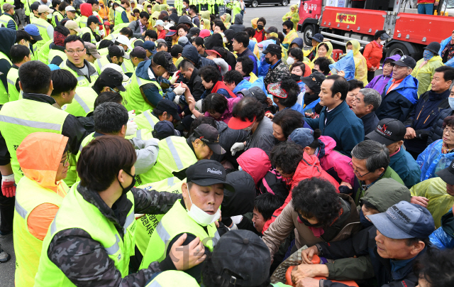 25일 서울 동작구 구 노량진수산시장에서 5차 명도집행에 나선 법원 집행인력과 집행을 저지하려는 상인들이 충돌하고 있다./오승현기자 2019.4.25