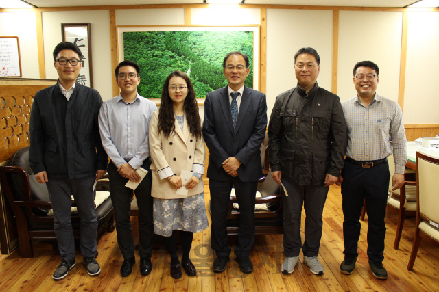 박종호(사진 왼쪽에서 네번째) 산림청 차장이 1분기 민원처리 우수공무원에 대해 시상한 후 기념촬영을 하고 있다. 사진제공=산림청