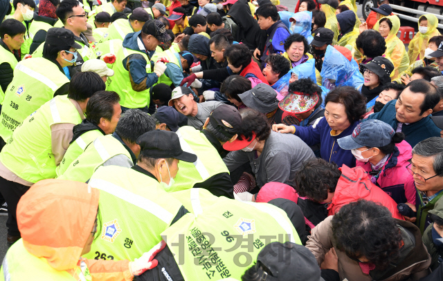 25일 서울 동작구 구 노량진수산시장에서 5차 명도집행에 나선 법원 집행인력과 집행을 저지하려는 상인들이 충돌하고 있다./오승현기자 2019.4.25