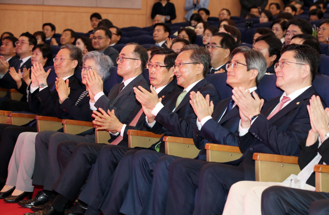 25일 오전 서울 종로구 정부서울청사 별관에서 열린 제56회 법의날 기념식에서 김명수 대법원장을 비롯한 참석자들이 박수치고 있다. 오른쪽 두번째부터 김명수 대법원장, 유남석 헌법재판소장, 박상기 법무부 장관, 문무일 검찰총장. /연합뉴스