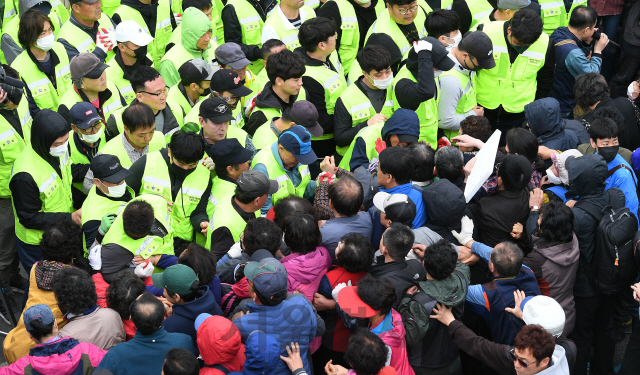 25일 서울 동작구 구 노량진수산시장에서 5차 명도집행에 나선 법원 집행인력과 집행을 저지하려는 상인들이 충돌하고 있다./오승현기자 2019.4.25